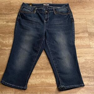 YMI Mid-Rise Capri-Leg Women's Size 16 Embellished Pockets Denim Jeans